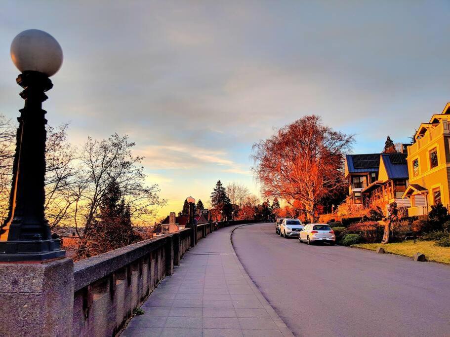 Walker Paradise #2 With 1 Permitted Street Parking In Front